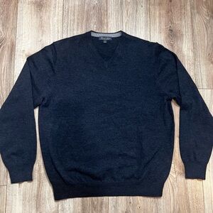 Extra Fine Merino Wool V-Neck Sweater size Large Navy Classic